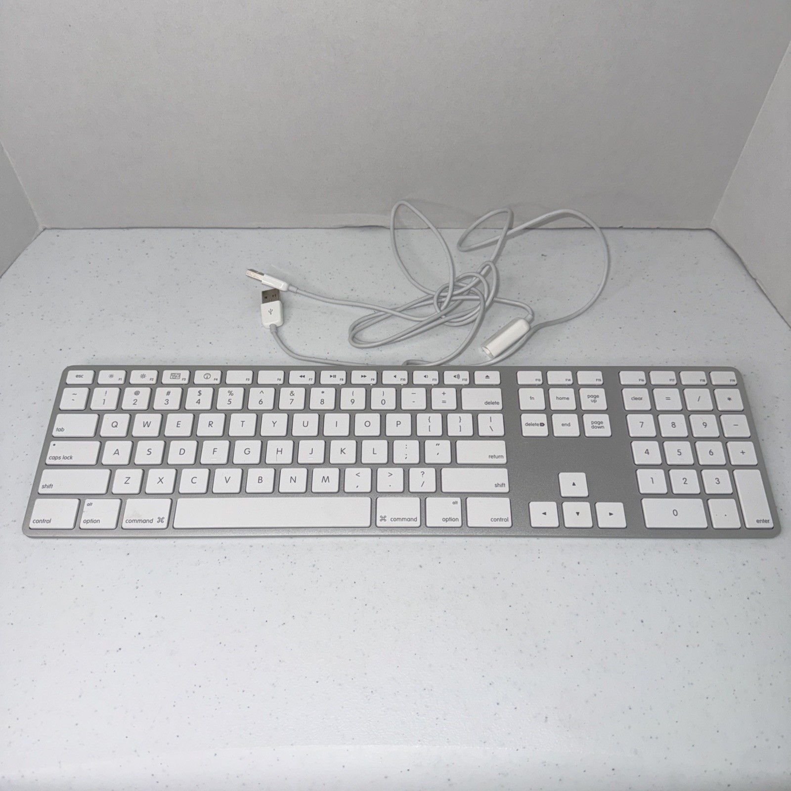 Apple A1243 Wired USB Keyboard with Keypad (GREAT CONDITION!)🔥👀