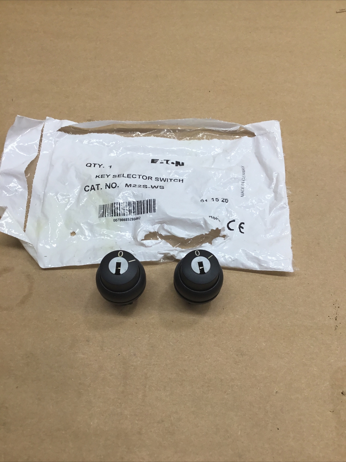 Lot Of 2 EATON M22S-WS3 MOMENTARY KEY SELECTOR SWITCH “No Keys” #1037k24iac