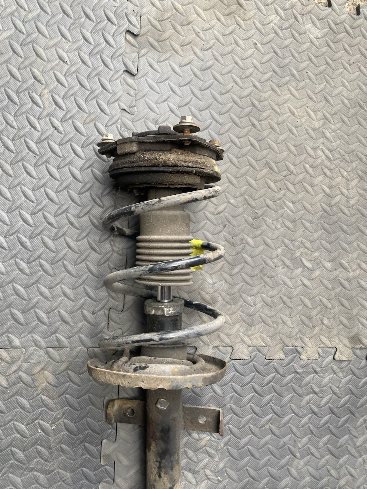 RENAULT CLIO MK3 FRONT SHOCK AND SPRING DRIVER SIDE 2010 MODEL