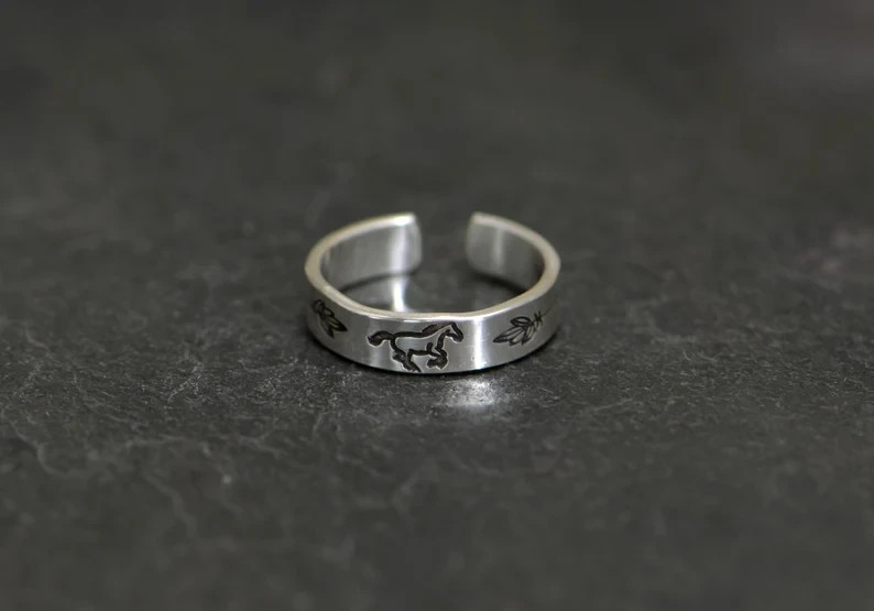 Sterling silver toe ring with running horse and arrows - handmade - pinki or mid