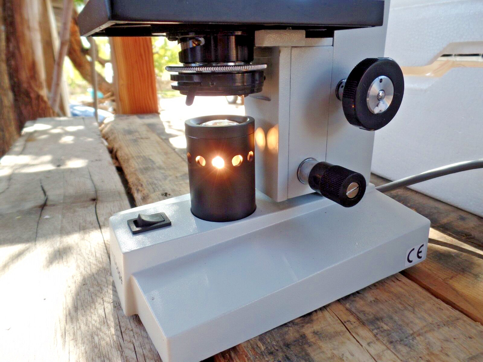 Biological Microscope with 4 objective lenses M Series