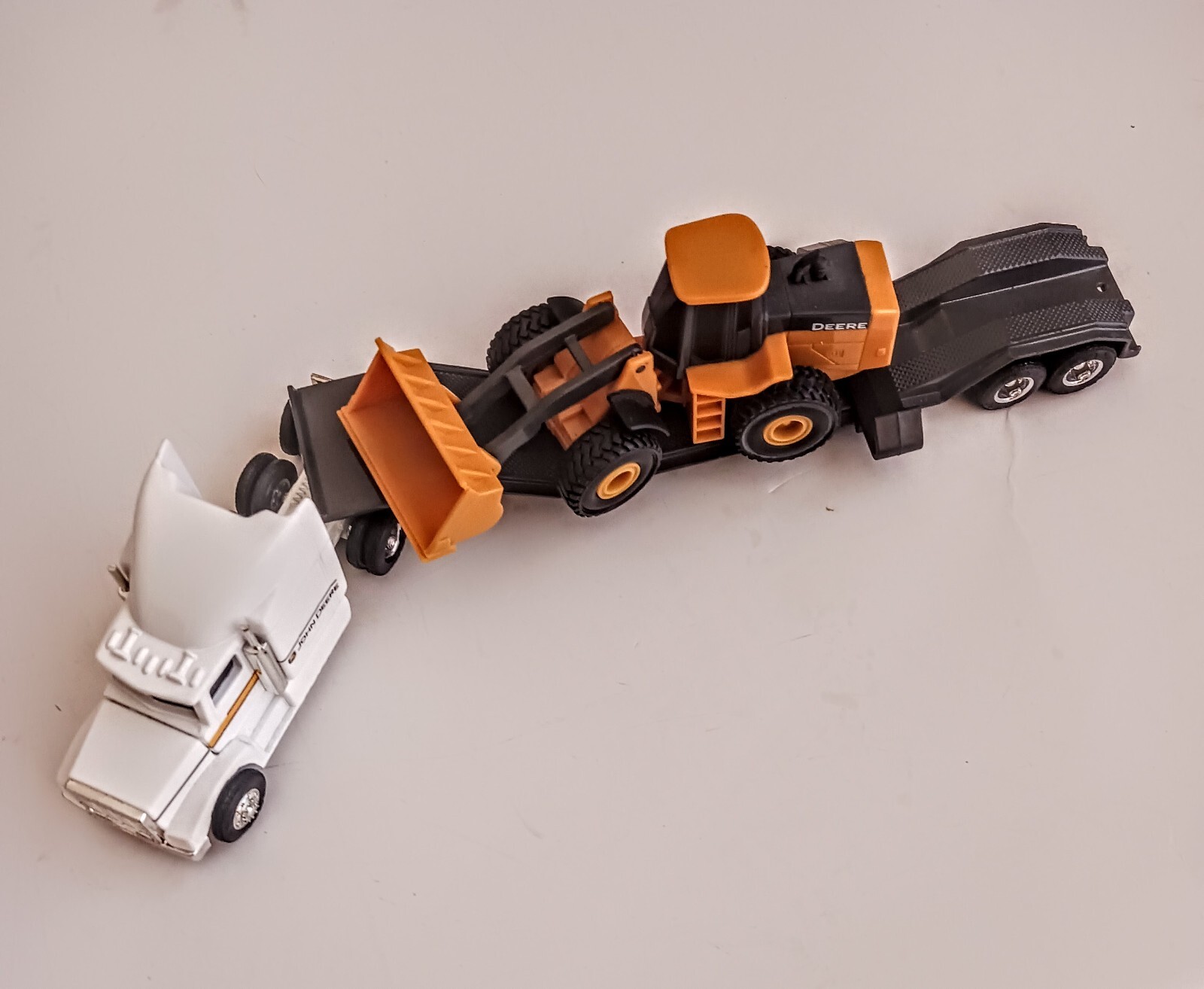 ERTL JOHN DEERE SEMITRUCK WITH JOHN DEERE FRONT END LOADER