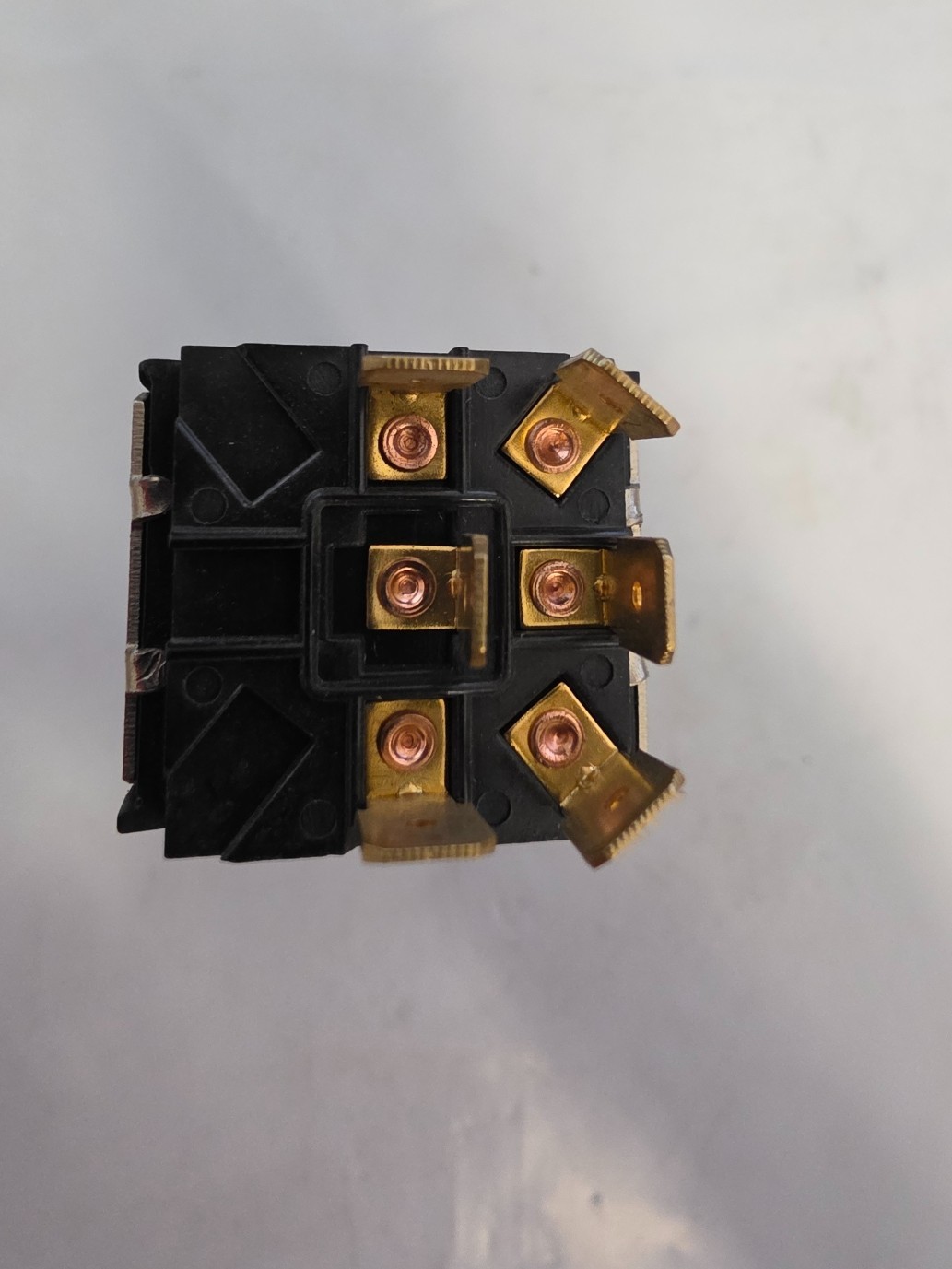 E-Switch ST34RE00 is a high-current, heavy-duty toggle switch