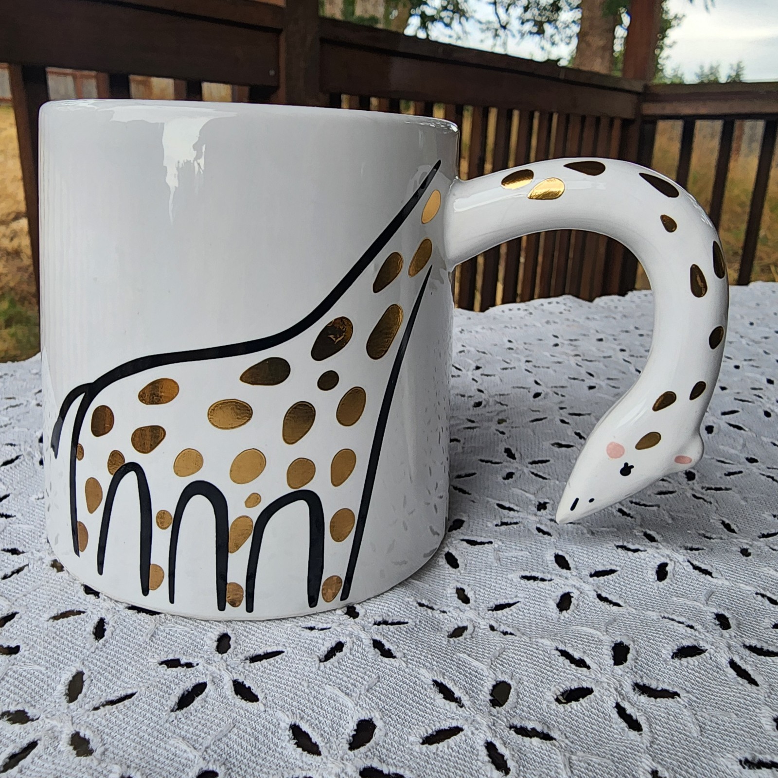Giraffe Handle Mug 14 Oz. White And Gold