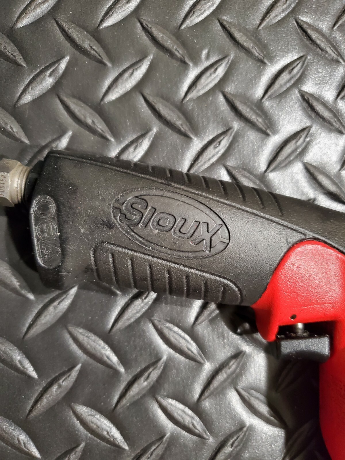 Sioux Tools - Air Drill - 3/8" 1.0hp 2600rpm Nr Pistol Grip Air Drill. Used.