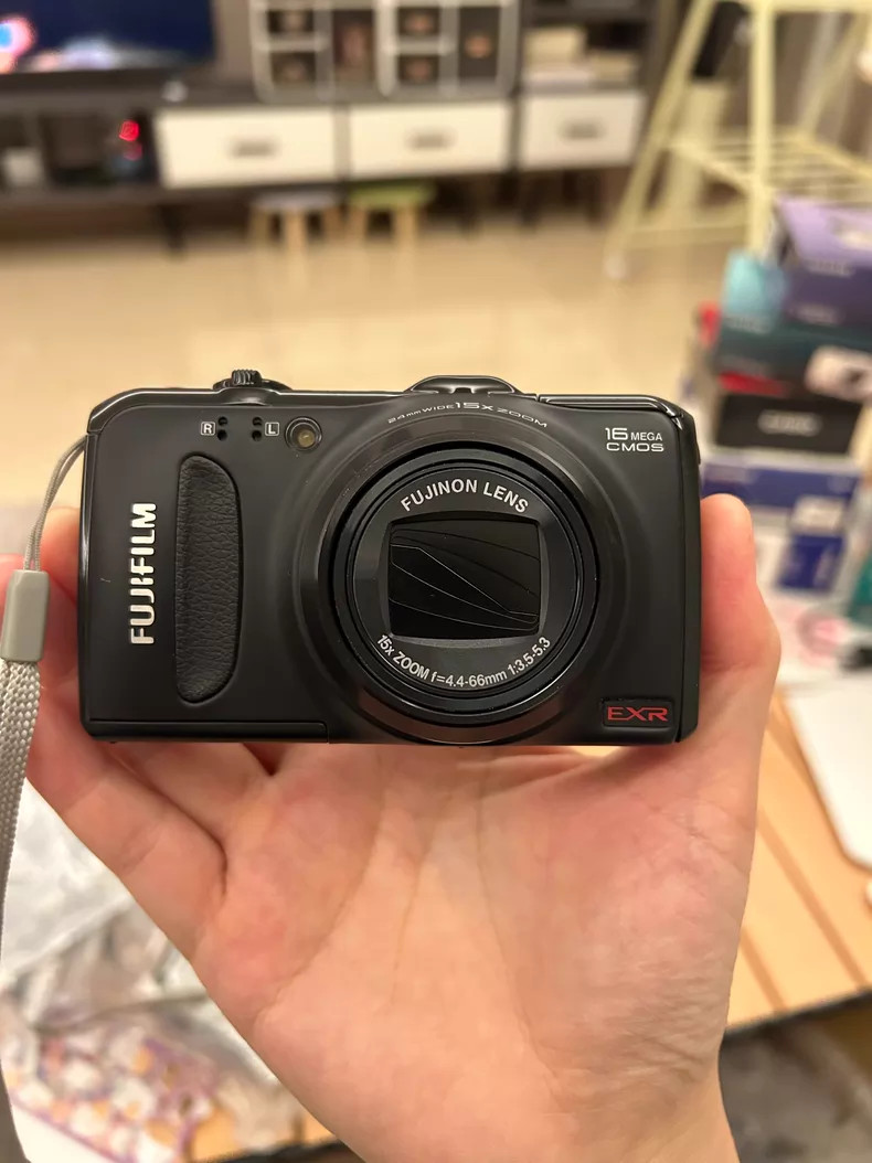 Fujifilm FinePix F600 EXR Digital Camera 16MP 15x Optical Zoom with Accessories