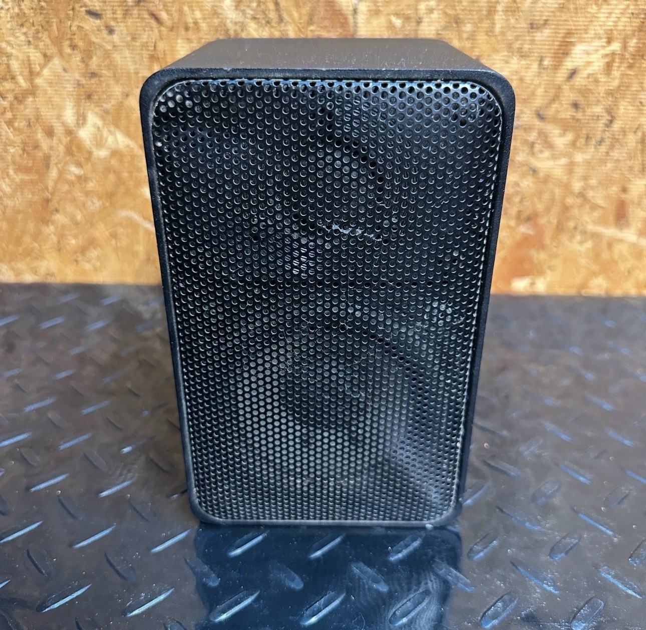 (1) Realistic Minimus-7 Bookshelf Speaker Radio Shack Cat 40-2030 Black Untested