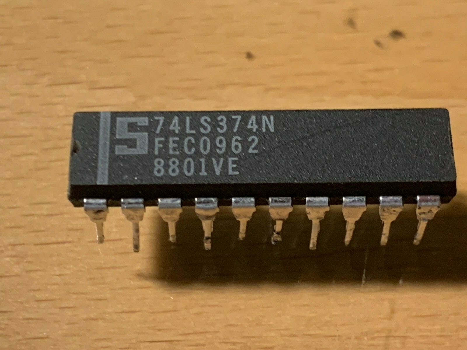 74LS374N - Signetics IC - Octal Flip Flop, DIP-20.