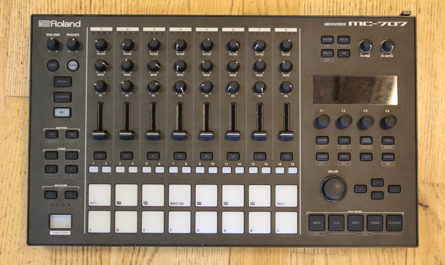 (RI1) Roland MC-707 GROOVEBOX Sampler Sequencer 8 Tracks