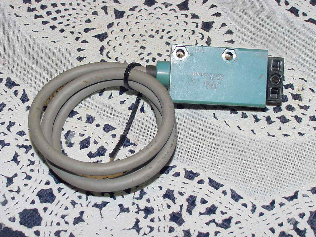 Micro Switch FE7C-FRF6-M, Micro Switch DC-10-28 Volt, Four (4) Wire USED