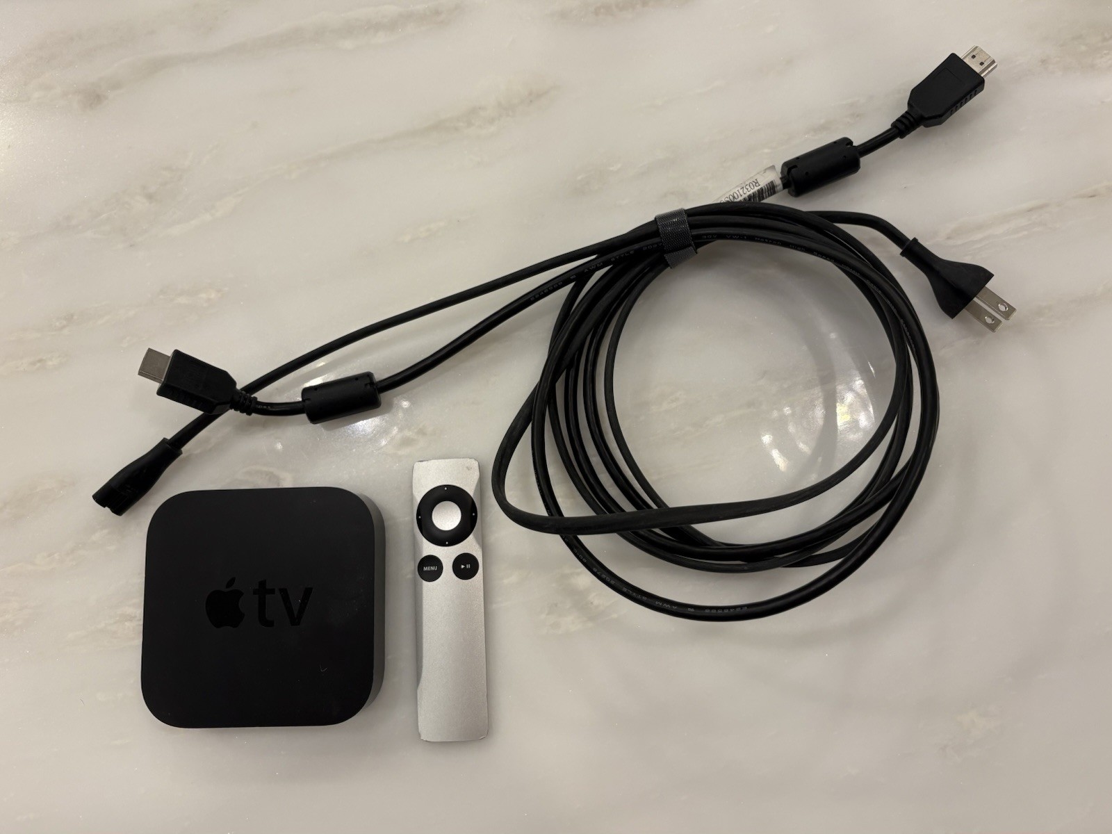 Apple Apple TV 3rd Gen A1427 1080p 8GB HDMI/Ethernet w/ Remote & Cables - Tested