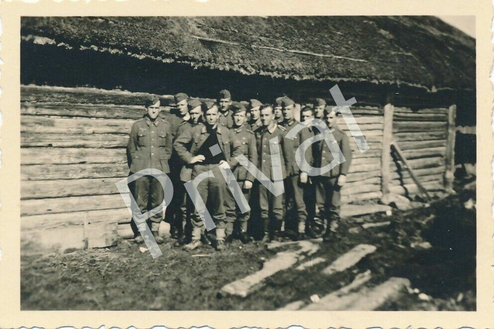 Photo WW II Wehrmacht Soldiers Hut Thatched Roof Russia F1.48