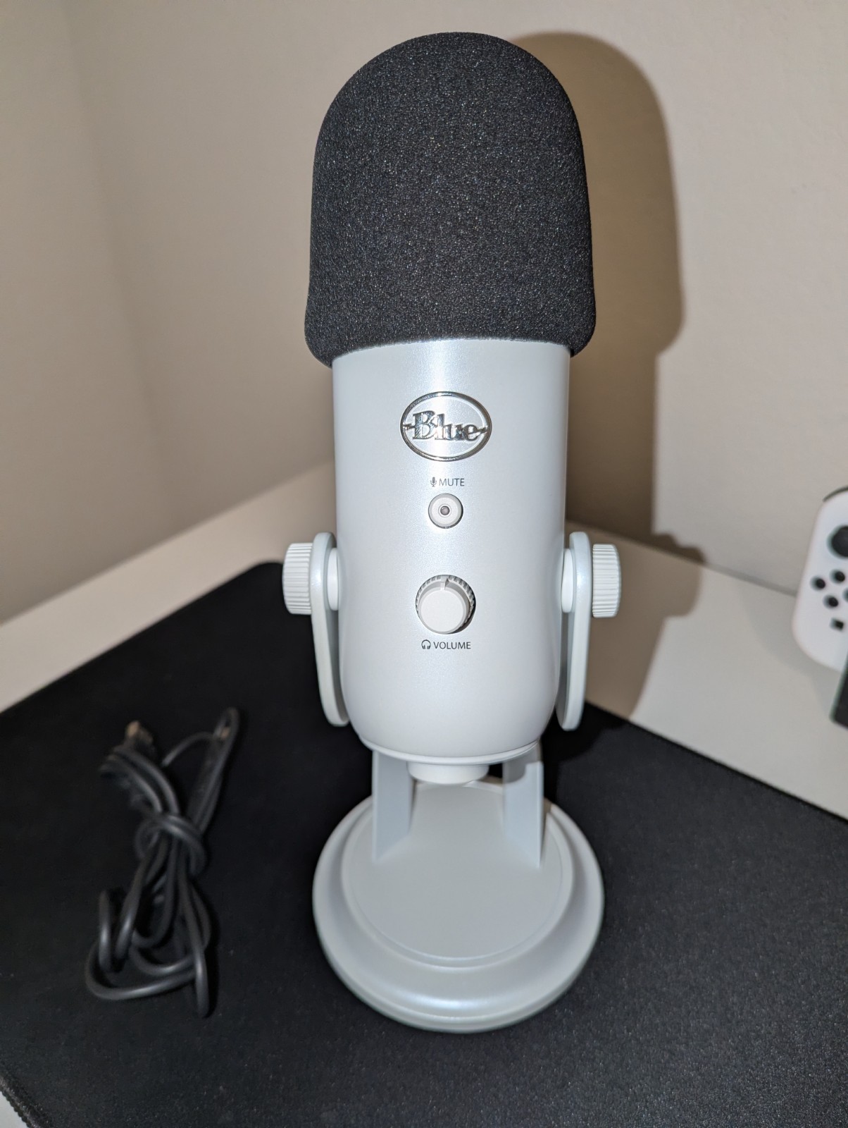 Blue Yeti USB Microphone Silver Mute Switch Volume Gain Multiple Polar Patterns