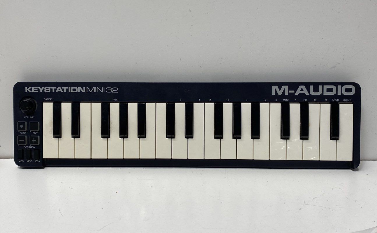 M-Audio Keystation Mini 32 Ultra-Portable MIDI Keyboard Controller 32-Key