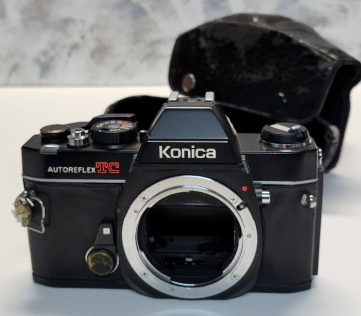 Konica AutoReflex TC 35mm SLR Film Camera Body Only w/Case PARTS REPAIR MIRROR