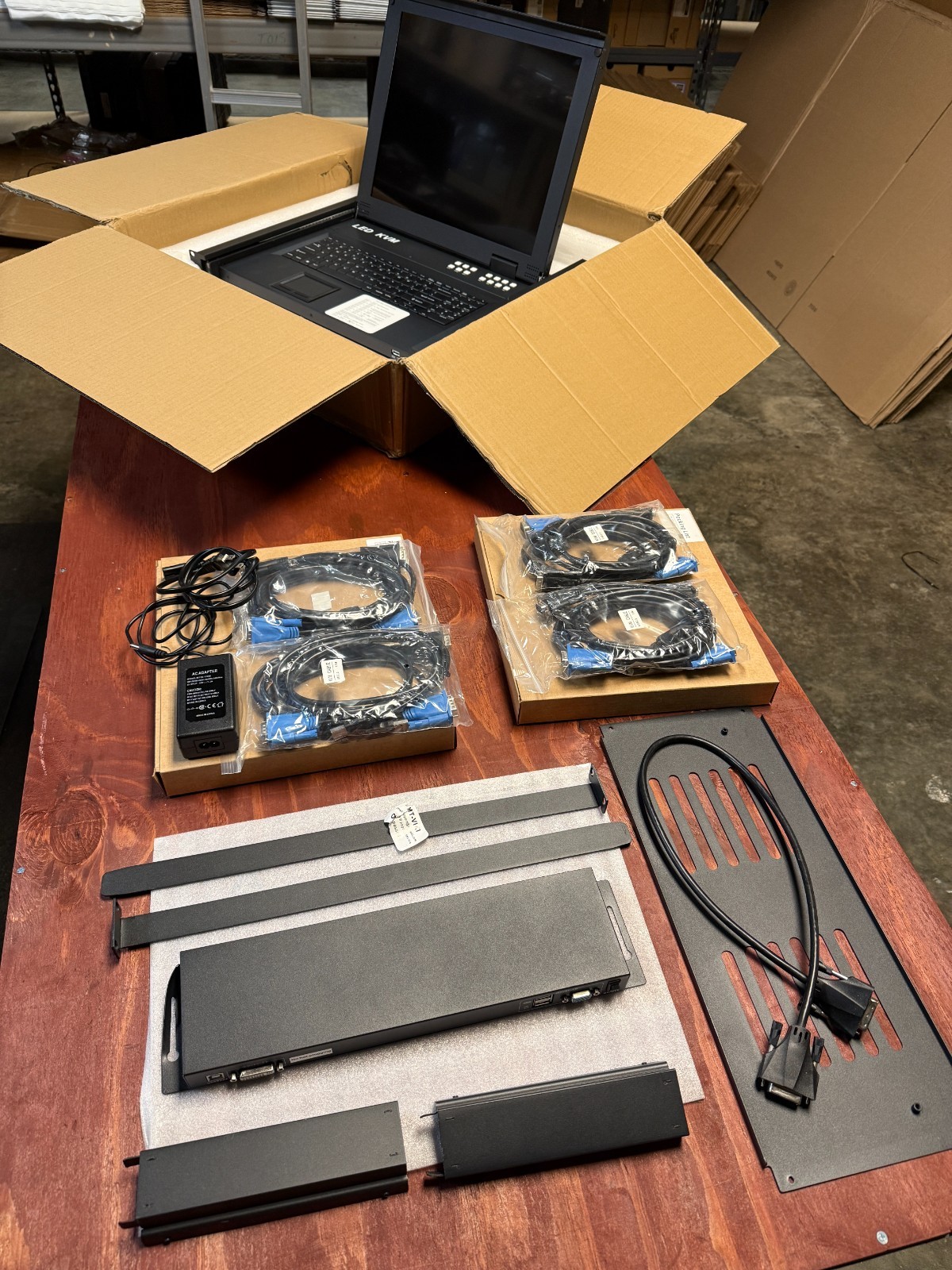 MT-VIKI Rack Mount KVM, 8 Port VGA KVM Switch w/15.6'' LCD Monitor *FOR PARTS