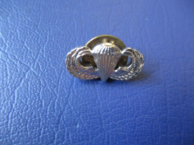 Army Paratrooper 3/4" Lapel hat pin B3