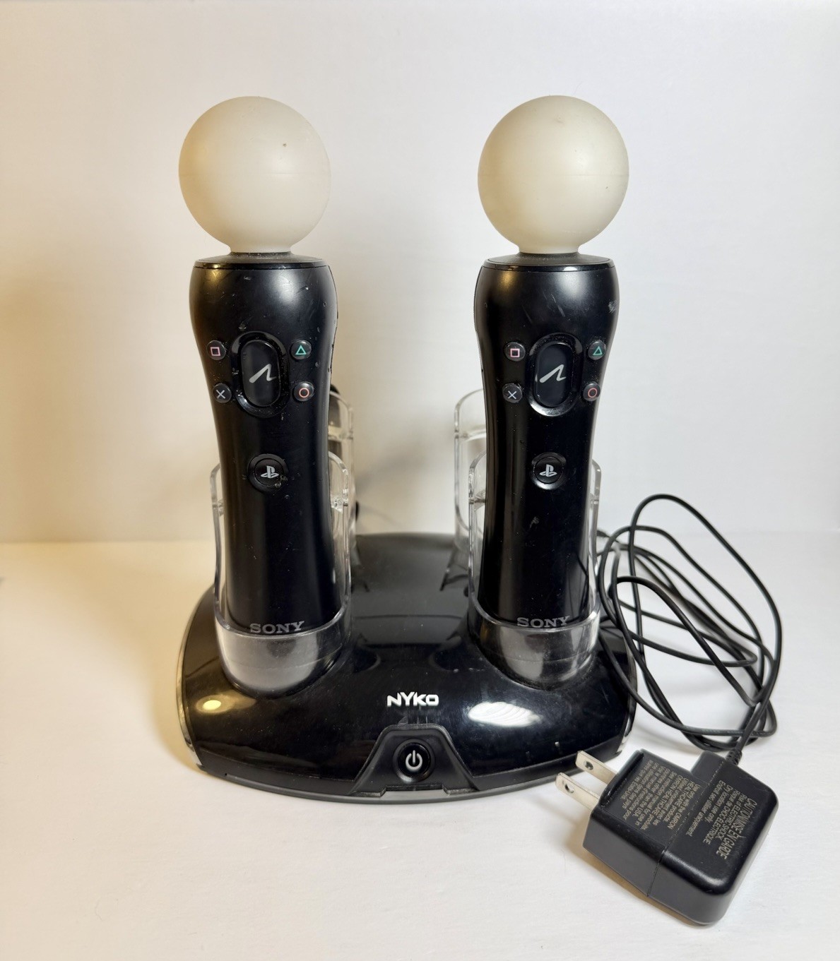 Nyko Charge Station Family Dock with PlayStation 3 Move Controllers - Read