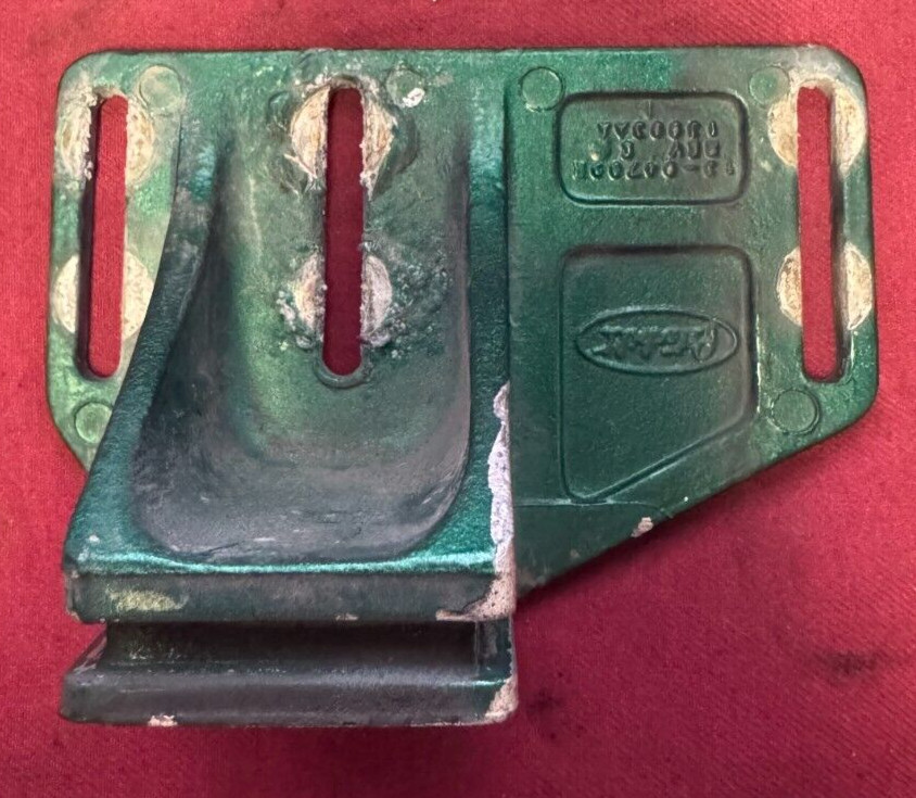 13-04709R PETERBILT 386 2012 HOOD BRACKET