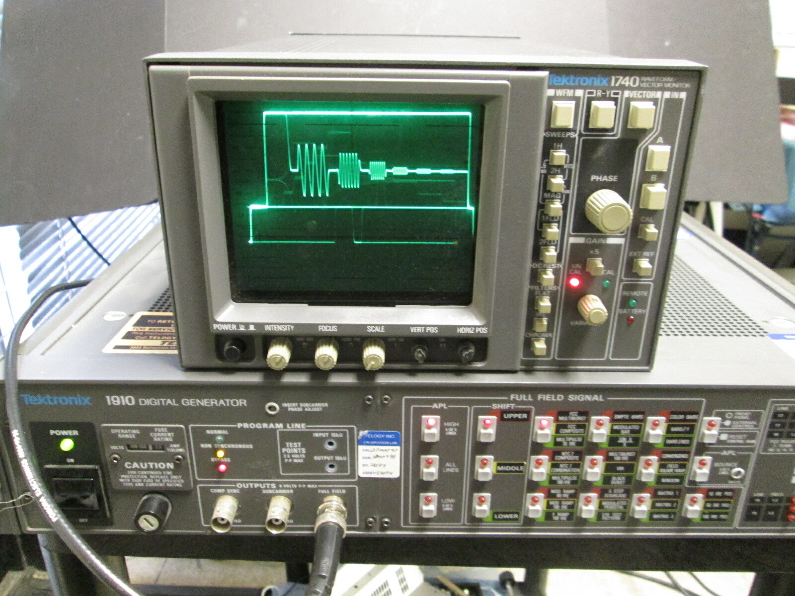 Tektronix 1910 NTSC Video Generator WORKING! VITS 10 bit GCR Free TEK1900 remote