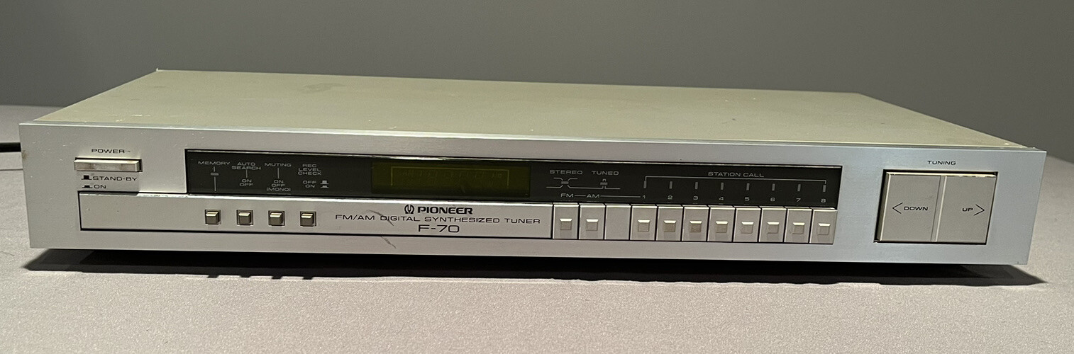Pioneer F-70 FM AM Digital Synthesizer Tuner