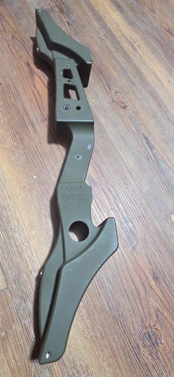 CD Wf21 bow riser, green with 8 oz weight excelkent condition