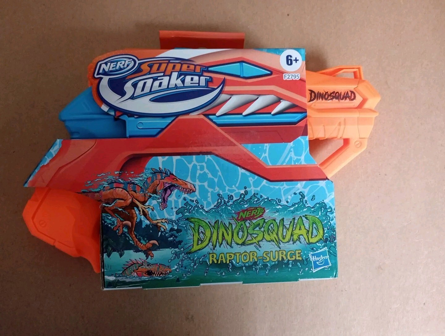 Nerf Super Soaker DinoSquad Raptor-Surge Water Blaster, Trigger-Fire Soakage