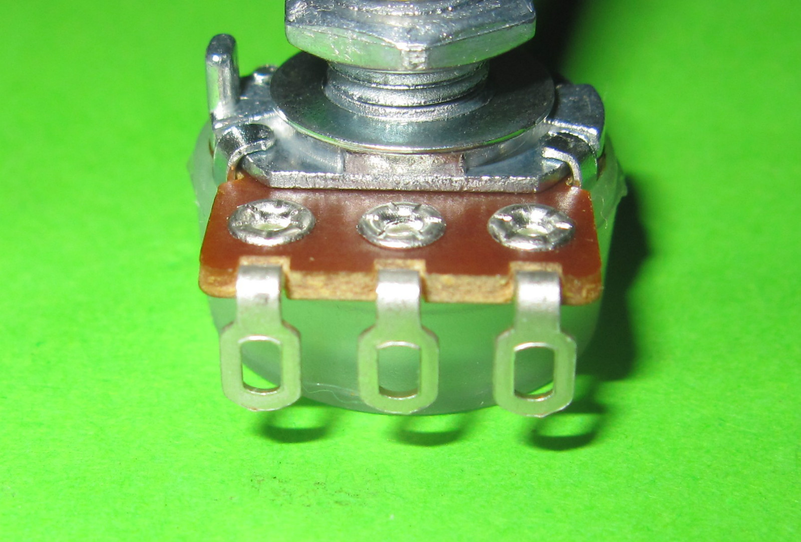 Alpha 100k ohm Linear Taper Pot, Solder Lugs, Split Shaft, 17mm Potentiometer EJ