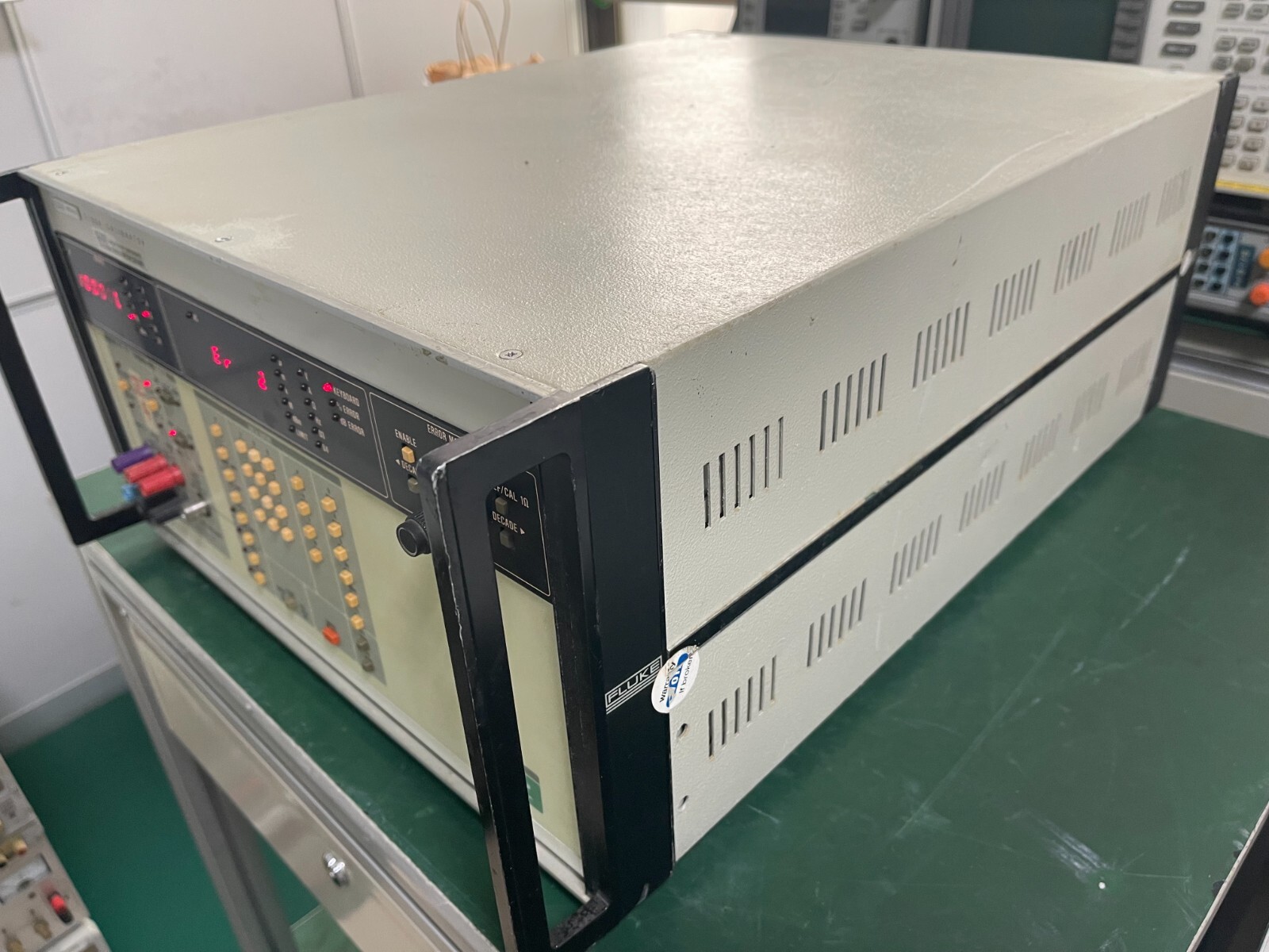 Fluke 5100A Calibrator (Front panel updated To 5100B Series Specifications)_5022