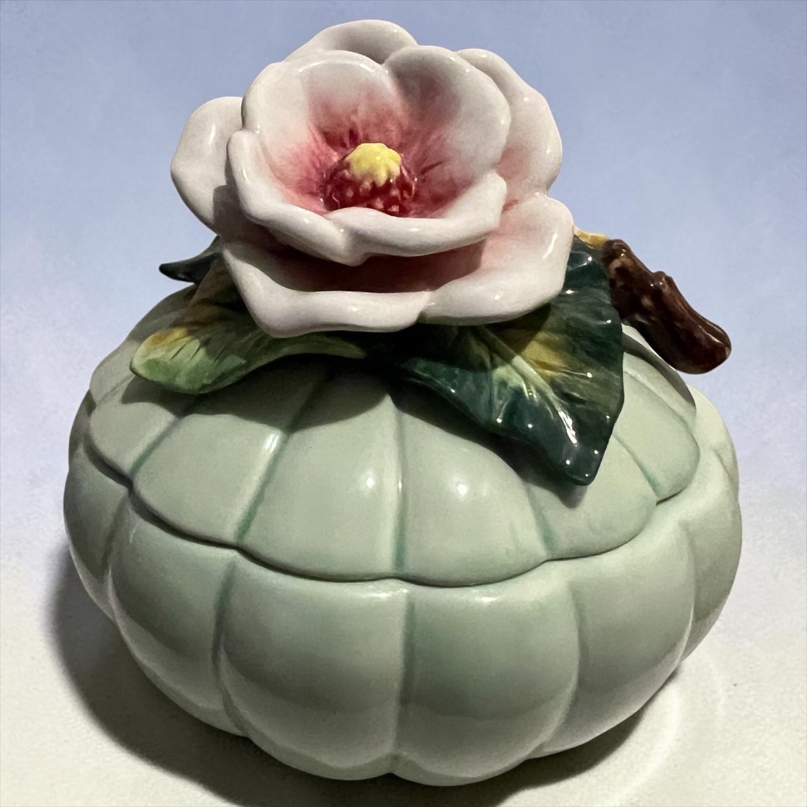 Beautiful Vintage Fitz and Floyd Magnolia Trinket Box with Hidden Ladybug (335)