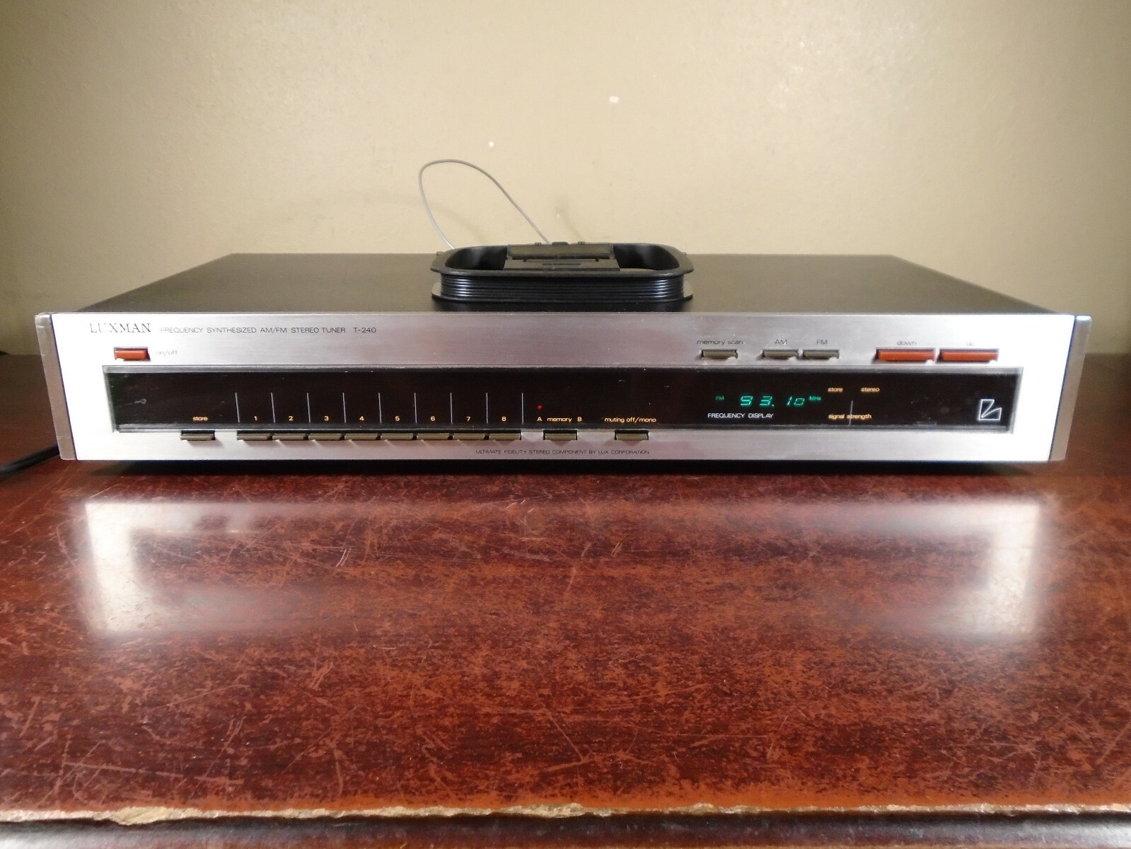 Vintage LUXMAN T-240 AM FM STEREO TUNER *cosmetic flaws, but tested/works*