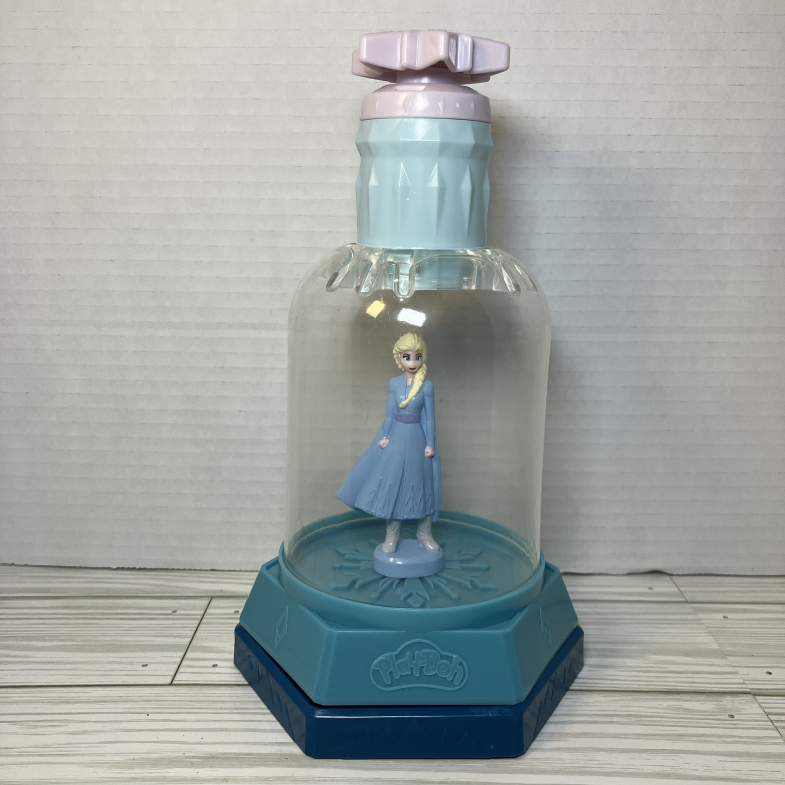 Play-Doh Mysteries Disney Frozen 2 Snow Globe Playset with Elsa Figure Hasbro