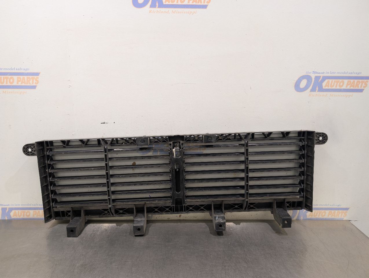 23 DODGE RAM 3500 AIR SHUTTER 6.7L