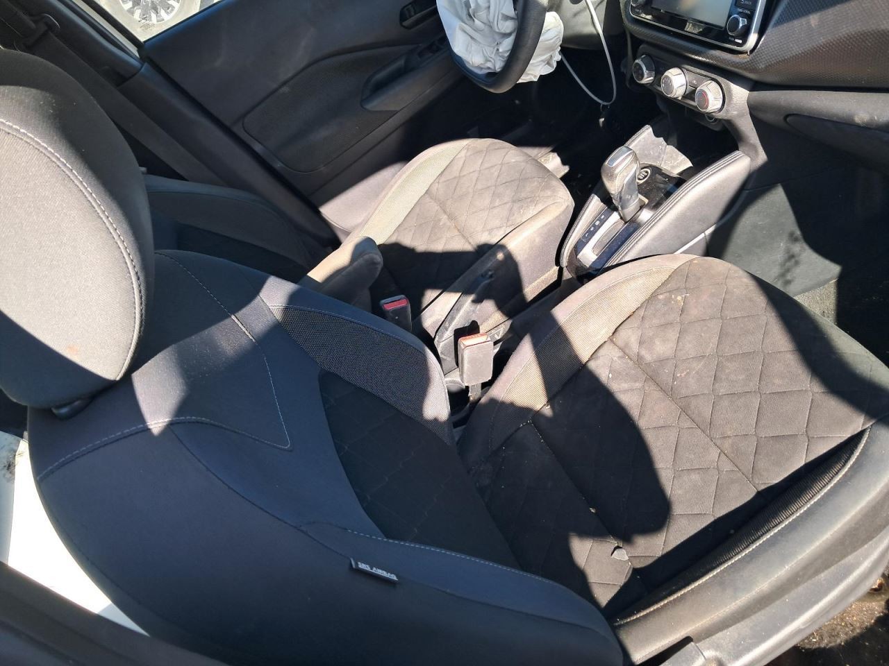 KICKS 2019 Glove Box 4824483