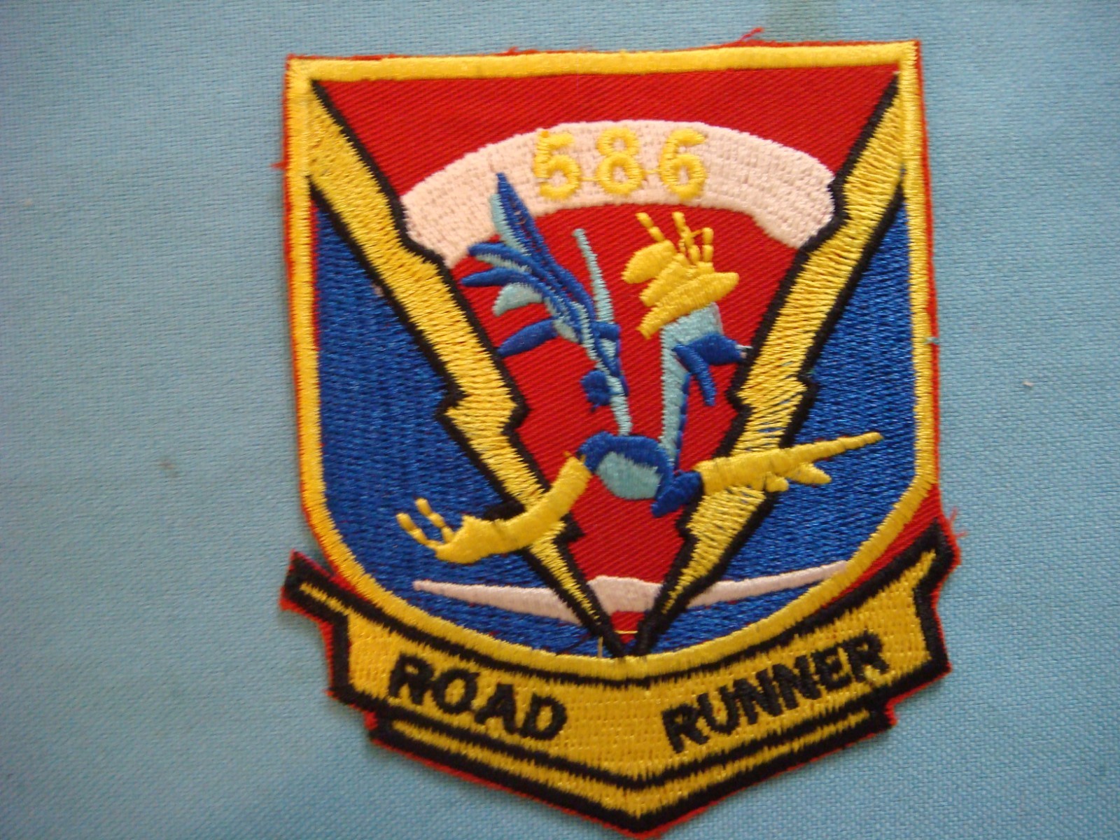 VIETNAM WAR PATCH, US 586th SIGNAL COMPANY SUPPORT " ROAD RUNNERS "