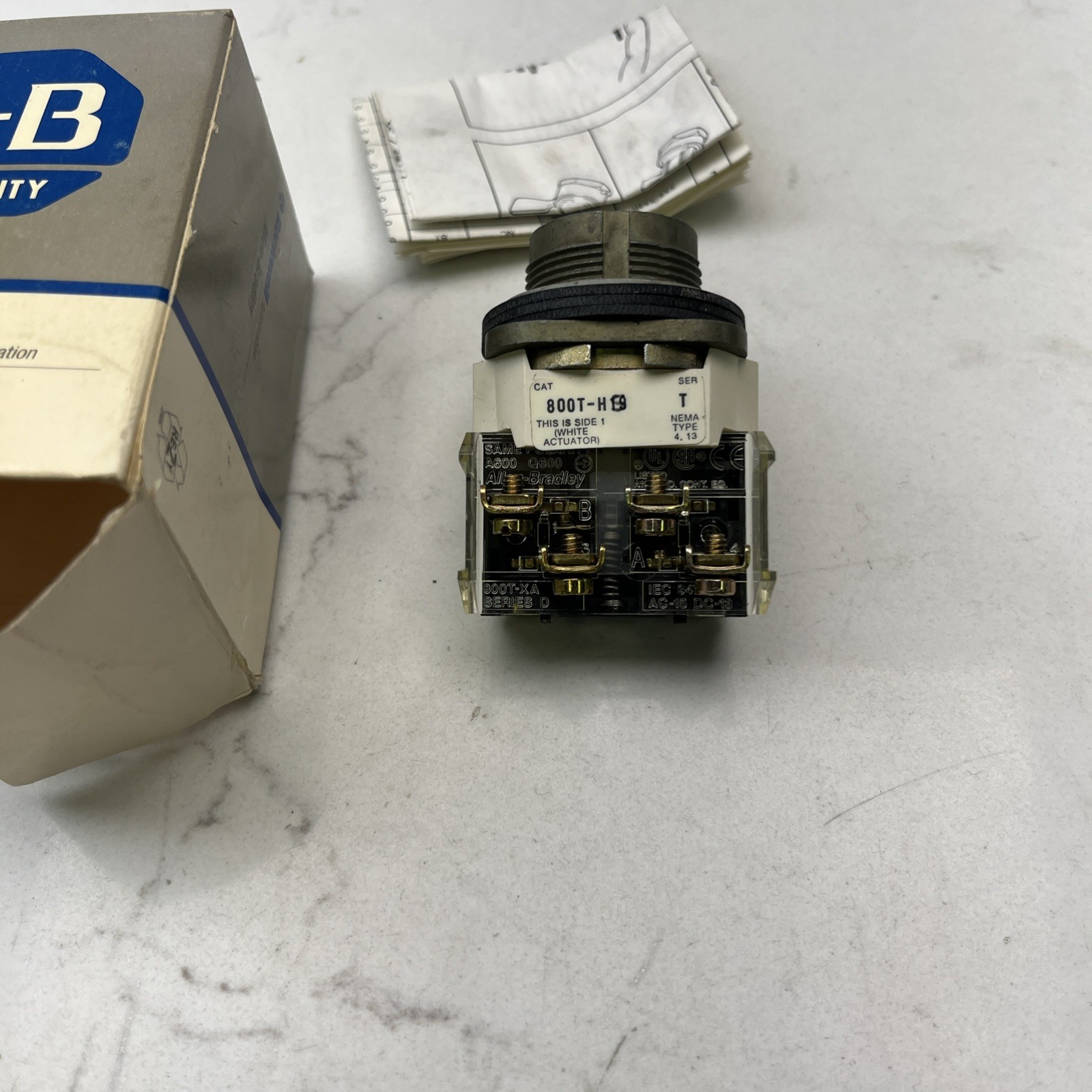 800T-H19 Allen Bradley Selector Switch (As Pictured)