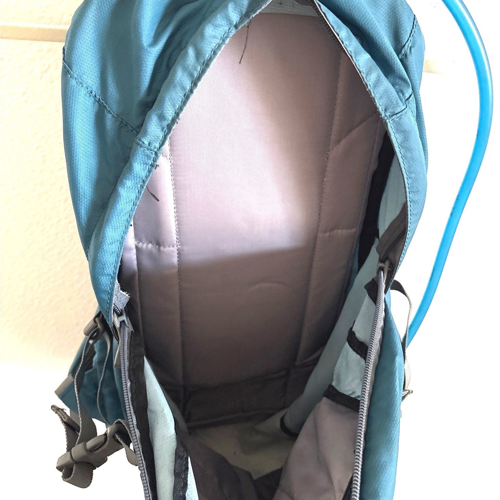 CamelBak Cloud Walker Teal Blue Hydration Backpack Hiking Daypack with Bladder