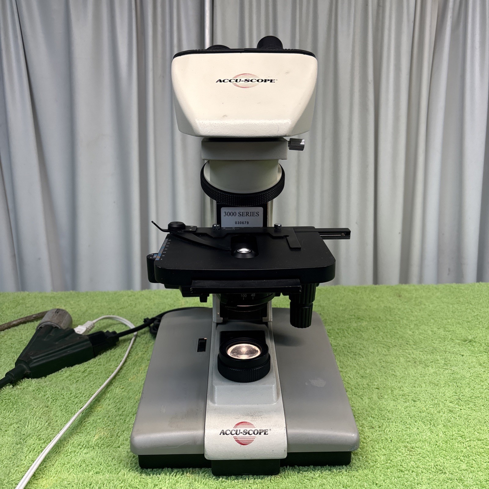 Accu-Scope 3000 Series Microscope W/ 4 Objectives XY stage condenser 1.25