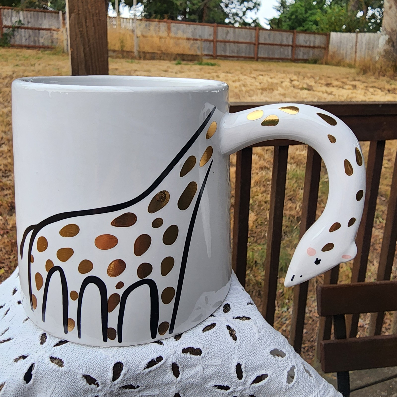 Giraffe Handle Mug 14 Oz. White And Gold