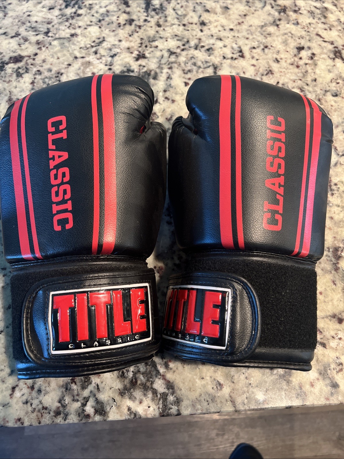 title classic boxing gloves Reg Fit Black/red
