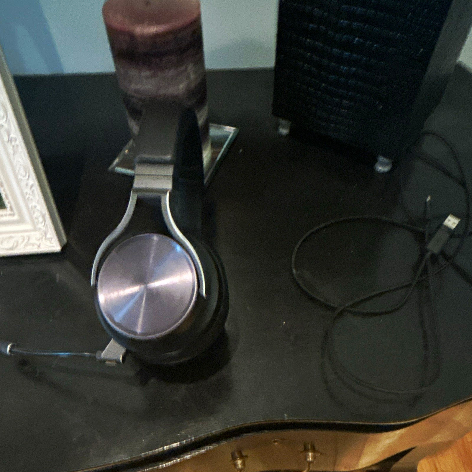 Used  wireless Corsair virtuoso xt, needs new ear pads, with charger