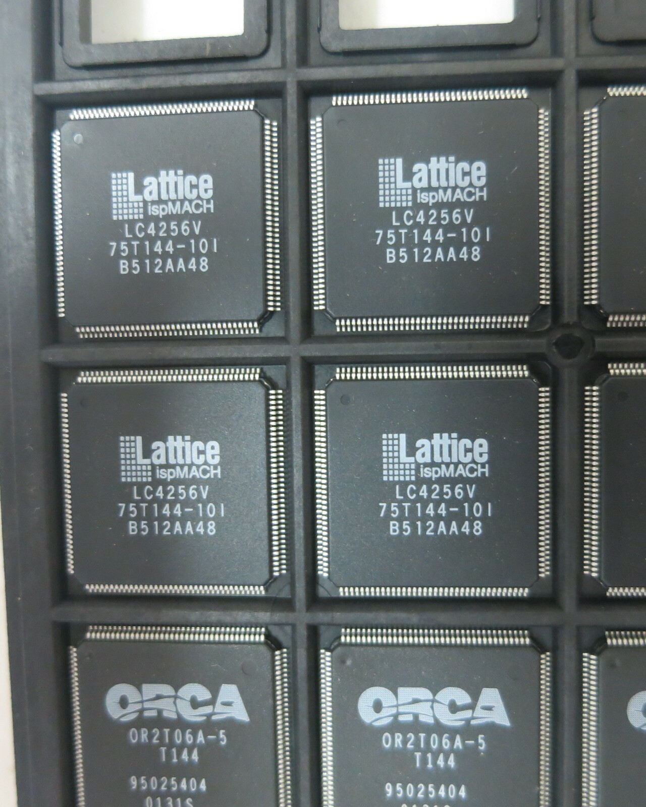 (1 PC) LC4256V-75T144C	LATTICE **US STOCK**
