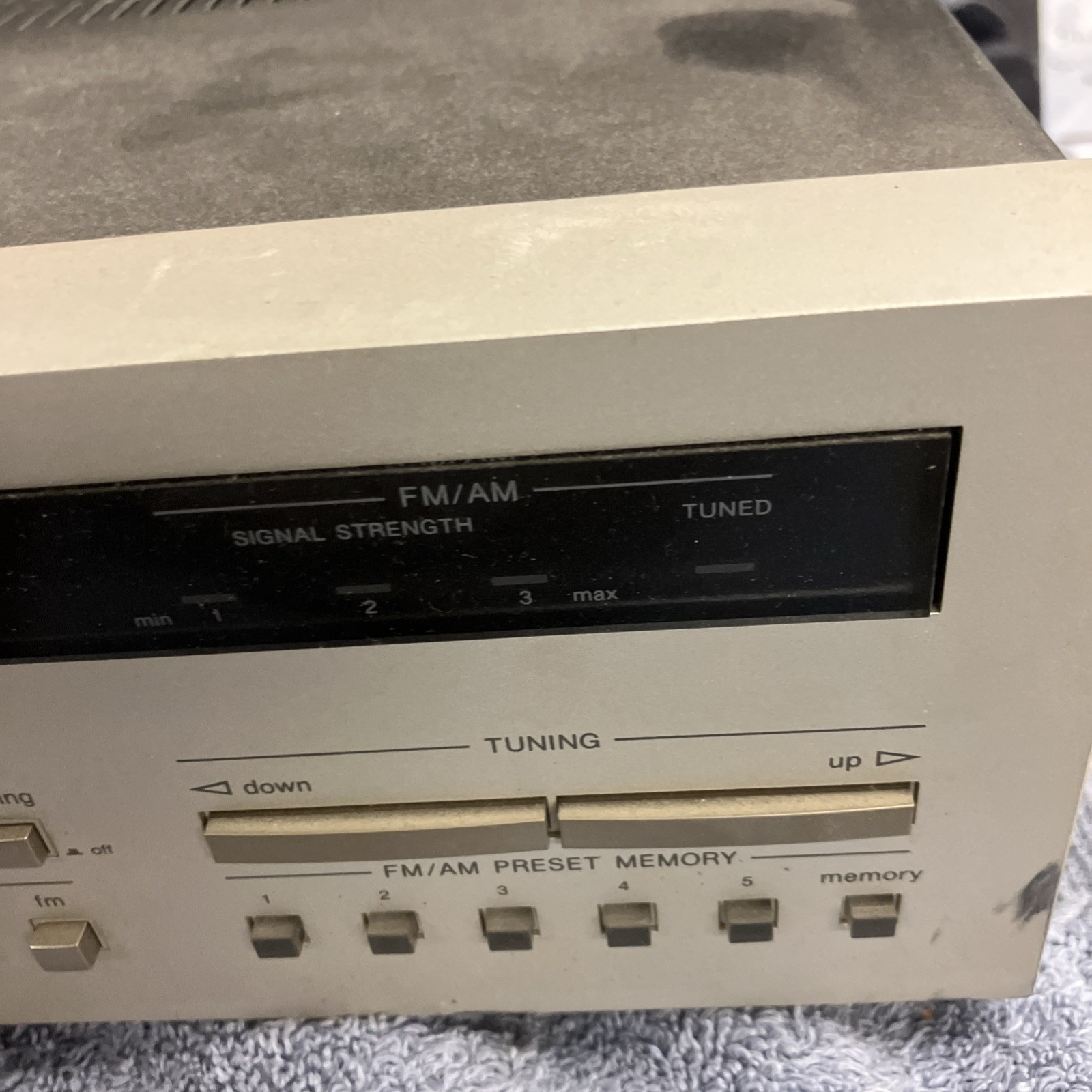 HARMAN KARDON HK395I DIGITAL STEREO RECEIVER Powers On