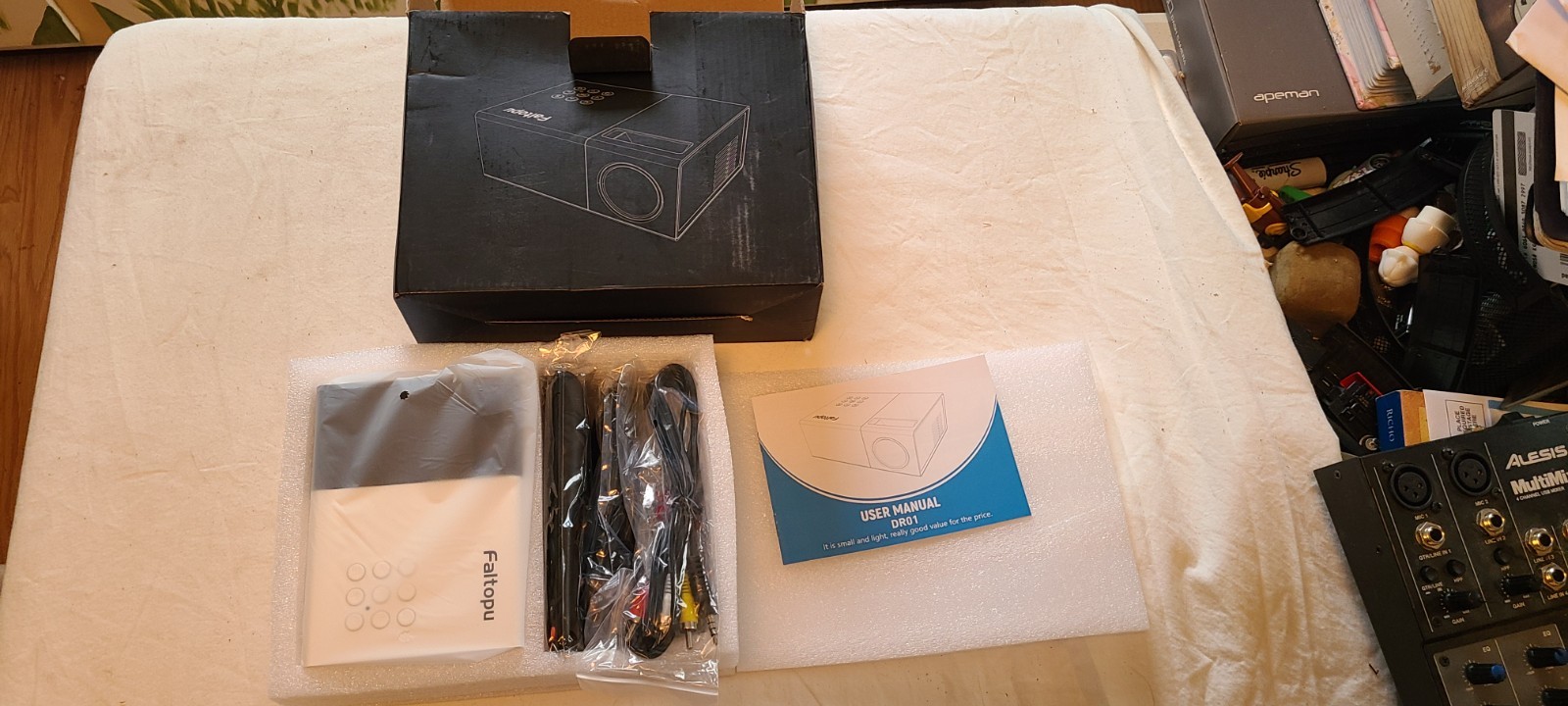 Faltopu Mini HDMI WiFi Projector Bundle DR01 New in Box