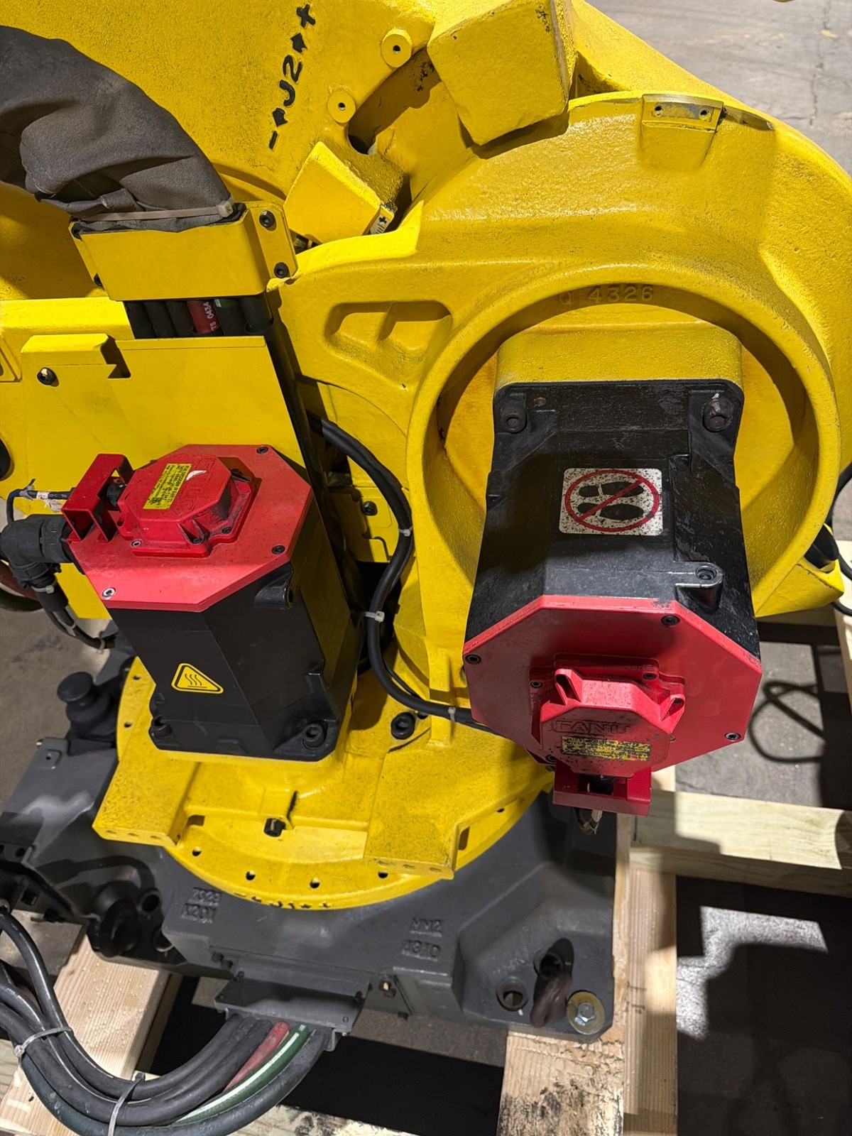 FANUC R‑2000iB/210F Complete w/ R‑30iB Controller USED