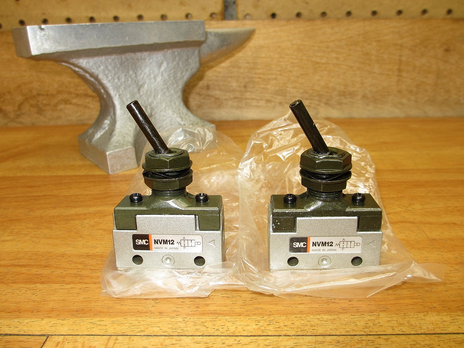 SMC NVM120-N01-08 (LOT OF 2) *NEW* Pneumatic Momentary Valve Toggle Switch