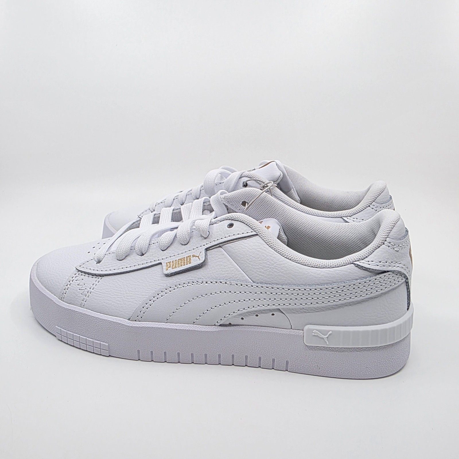 PUMA COURT SNEAKER,WHITE SIZE 7. 7.5, 8,9, 11