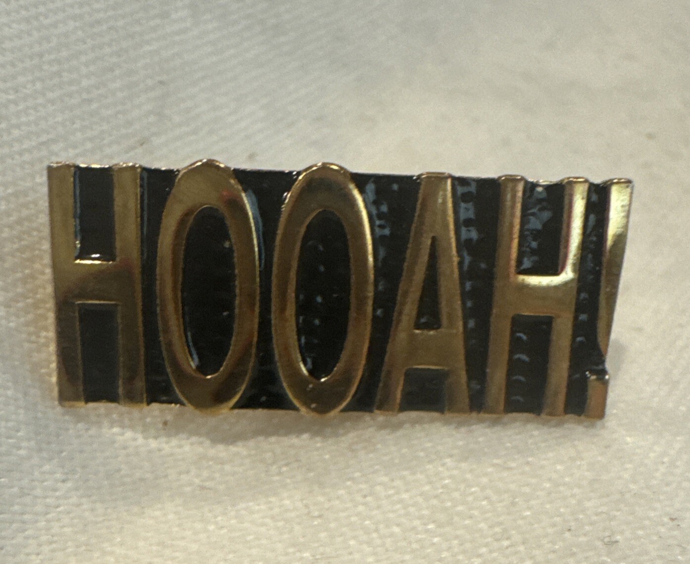 US ARMY HOOAH TEXT HAT/LAPEL PIN MEASURES 1 AND 1/8  BROOCH BADGE