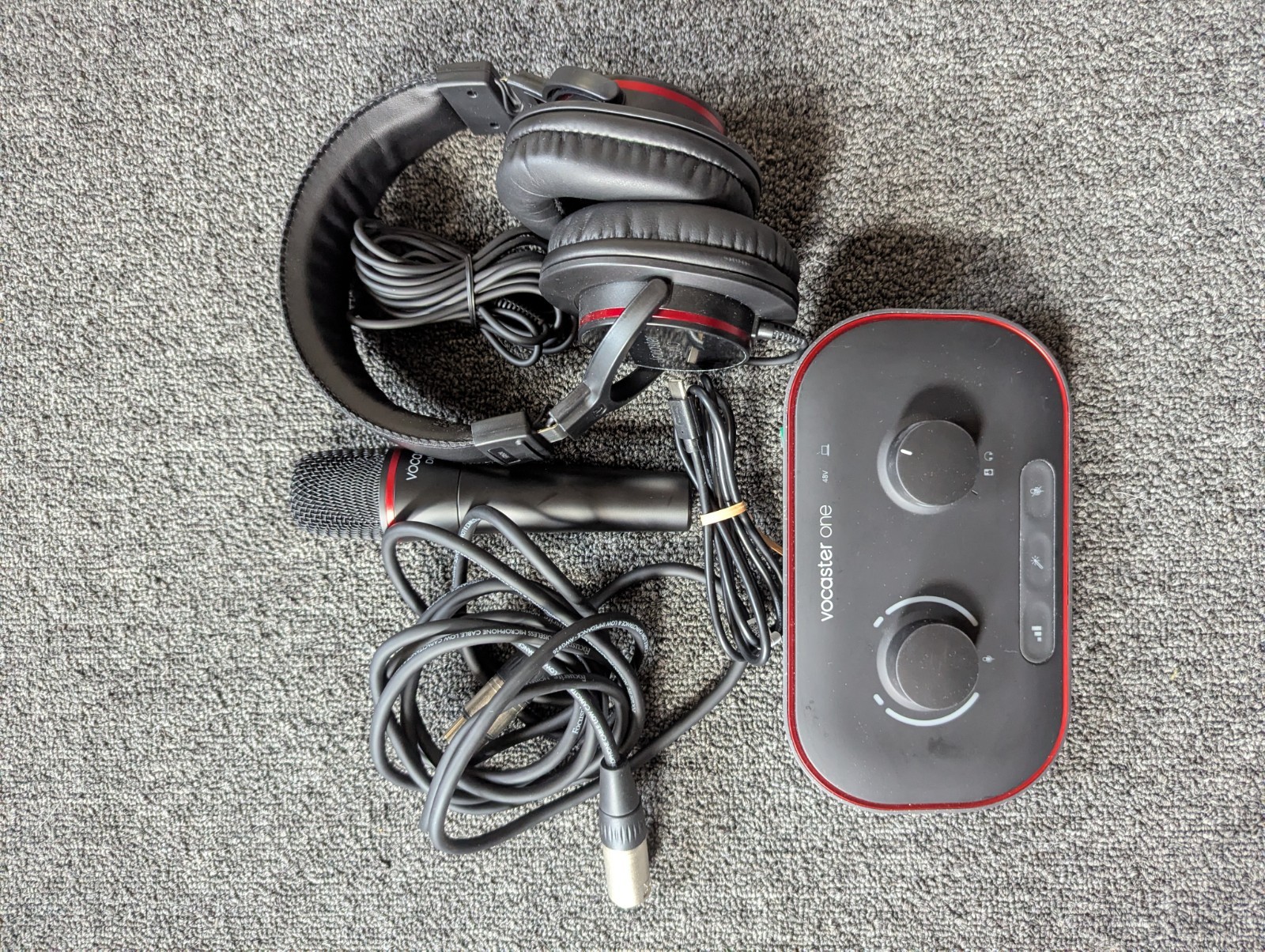 Focusrite Vocaster One Recording Bundle
