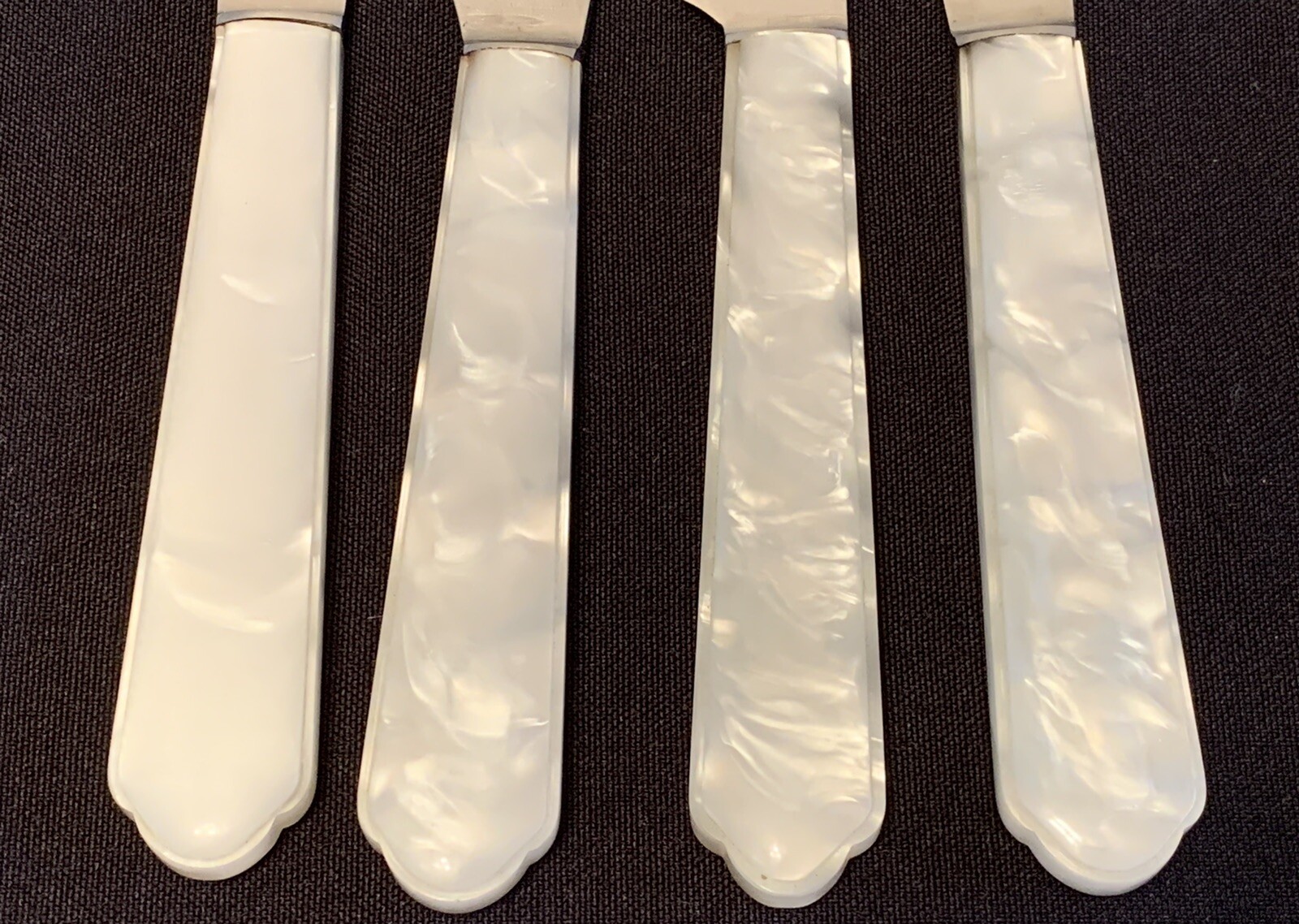 8 Vtg French PEARL Handle Dinner Knives 4 AS DE Trefle 4 ACIER Inoxydable Blades